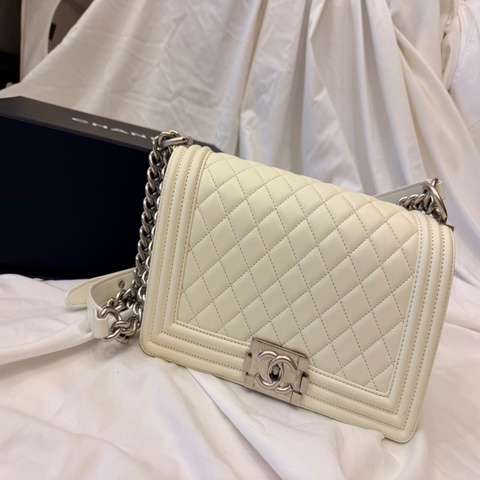 CHANEL BOY 25口蓋包 香奈兒 白色金屬羊皮 銀鍊 釦式翻蓋 肩背包/斜背包(全新）