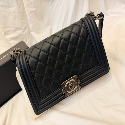 CHANEL BOY 25口蓋包 香奈兒 黑金屬牛皮 仿舊銀鍊 釦式翻蓋 肩背包/斜背包(全新）