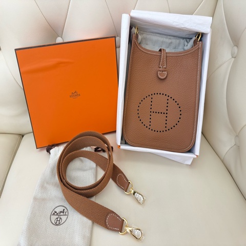閒置新品HERMES 金棕金扣 mini Evelyne 16cm 斜背包