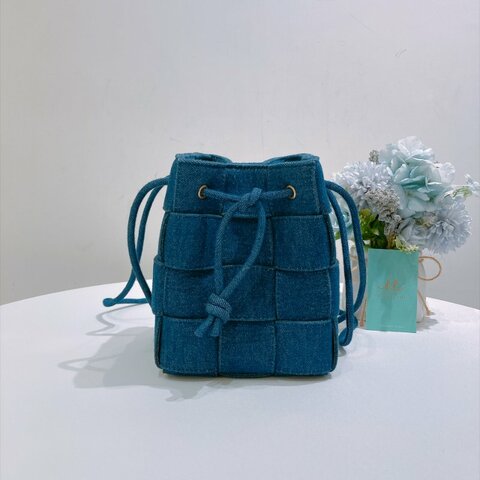 TW4999 Bottega Veneta 寶緹嘉 罕見牛仔布編織 肩背 桶包 小號Cassette Bucket Bag Small Denim