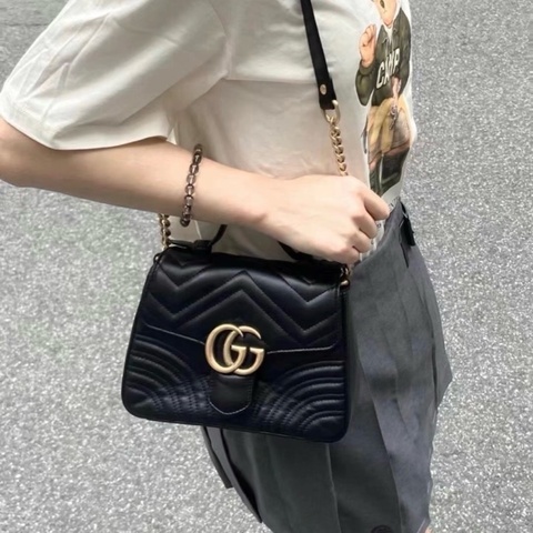 Gucci古馳 GG Marmont系列黑金心形絎縫V型牛皮手提單肩斜挎包郵差包，黑金配色，經典高級，小巧但能裝下手機，通勤or約會都能輕鬆駕馭，時髦又百搭