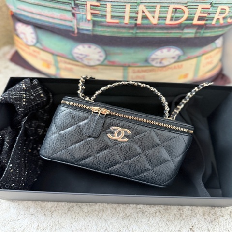 CHANEL 香奈兒【26C 早春】 LONG VANITY WITH CHAIN 經典復古雙C Logo 金扣顆粒壓花小牛皮菱格紋皮穿鏈手提化妝包