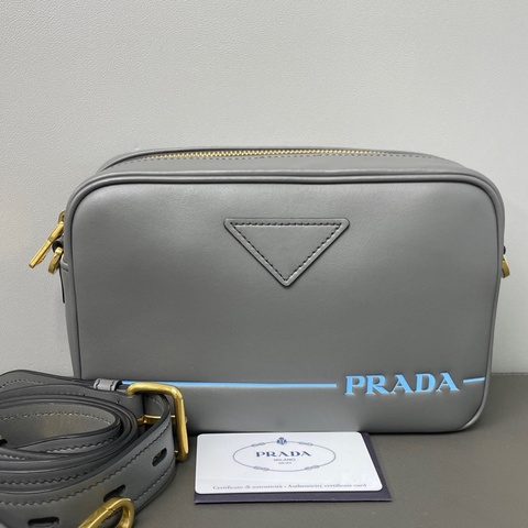 普拉达Prada 灰色斜挎包 男女同款 尺寸：21*13*7.5 附件：肩帶 卡。
