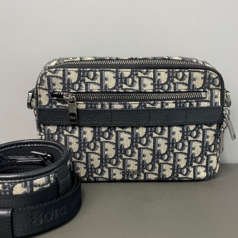 Dior 迪奧  老花刺繡 信使包相機包郵差包 尺寸：附件：肩帶 。