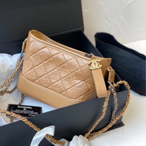 Chanel • 經典Gabrielle 焦糖色金釦流浪包 小號 閒置全配