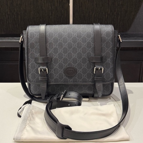 GUCCI古馳男士斜挎郵差包