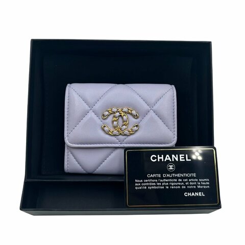 【美收精品】CHANEL 19 系列淡紫色菱格紋小羊皮雙C雙層卡夾 D-35【隔月月中將轉賣至日本 上架期限30天】