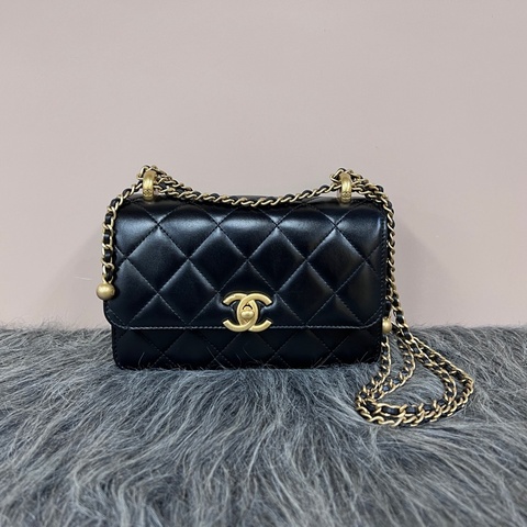 Chanel黑羊皮金釦雙金球下蓋肩斜背包