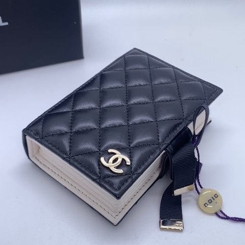 Chanel香奈兒 蝴蝶結絲帶書本手拿卡包 黑色 菱格羊皮材質 2023購入 芯片款  尺寸 ：長11cm，寬7.5cm  風格百搭