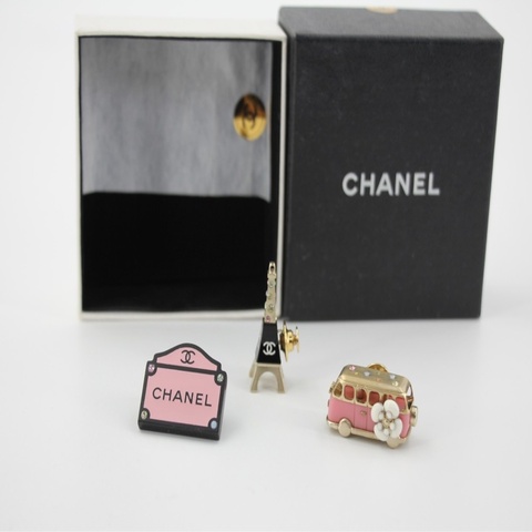 Chanel Vintage 06C 金屬粉紅山茶花巴士、鐵塔與粉色包包三連套胸針