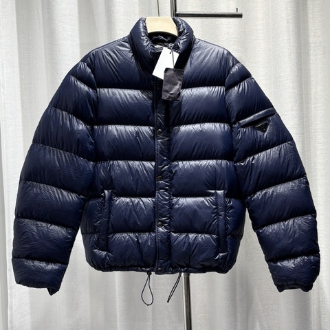 Prada 普拉達 羽絨服 琺瑯金屬三角標 下擺抽繩 拉鍊 按扣 立領 白鵝絨