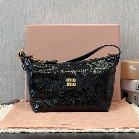 Miumiu繆繆Naplak黑金油蠟皮飯盒包手提包，尺寸18.5*10*14cm