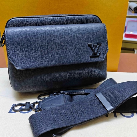 路易威登/Lv FastLine系列黑色全皮斜挎包郵差包