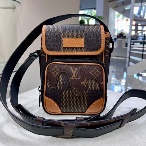 LOUIS VUITTON & Nigo Amazone邮差包相机包斜挎包男女同款