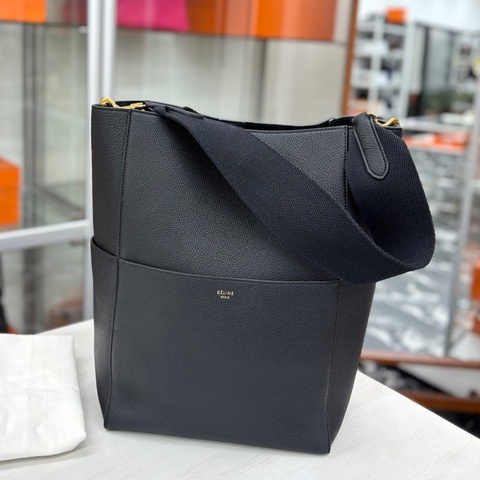 Celine 黑金粒面牛皮Sangle大號水桶包，18編碼，98新