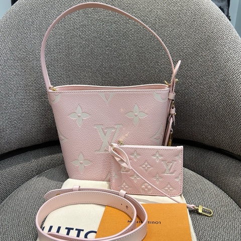 💖路易威登 LV ALL IN BB 櫻花粉 壓紋粒面牛皮革 水桶包手提包單肩包 芯片款