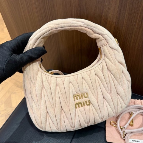 99新🌸#miumiu #櫻花粉金扣 #迷你Wanderhobo #塵袋肩帶