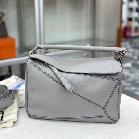 Loewe 羅意威珍珠灰牛皮小號Puzzle，底長24，22年內標，成色很好