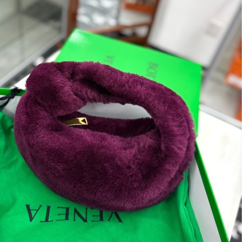 Botega Veneta 葆蝶家葡萄紫毛毛mini Jodie，擱置新成色，包面乾爽