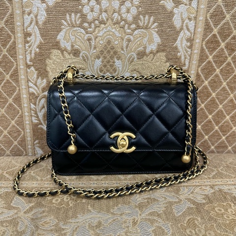Chanel 黑亮面牛皮金釦雙金球下蓋肩斜背包AS2615