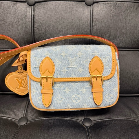 LV路易威登LOUIS VUITTON SATCHEL 七夕限定 心形字母標識掛飾 牛仔布拼牛皮 單肩包斜挎包 迷你 淺藍色