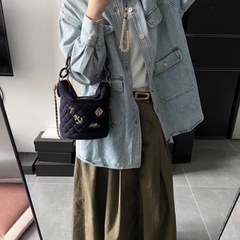 CHANEL 漢堡系列海軍藍徽章 手提肩背斜背水桶包16*18*11 9新 配件盒子塵袋保卡