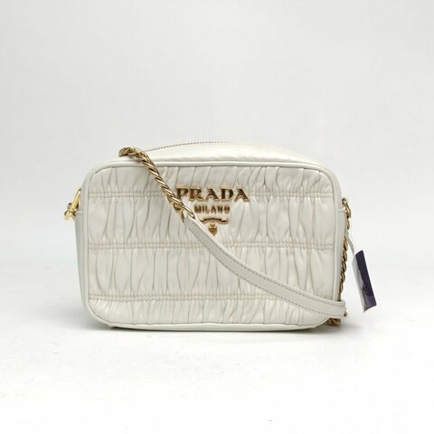 PRADA 白色羊皮革金扣褶皱相机包肩背包
