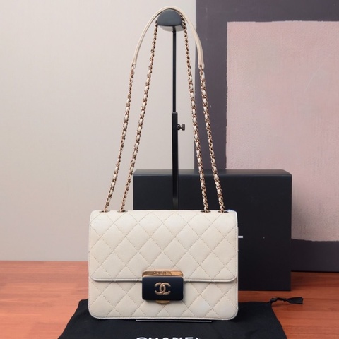 CHANEL 米白色琺瑯扣 鏈條包 23.5*16*8 9新 配件盒子 塵袋