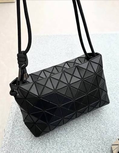 issey miyake 三宅一生 baobao carton 4x6 霧面幾何斜背枕頭包(黑色)