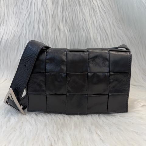 BOTTEGA VENETA BV 717587 CASSETTE 黑色羊皮油蠟皮編織卡帶斜背包｜肩背包 編織包