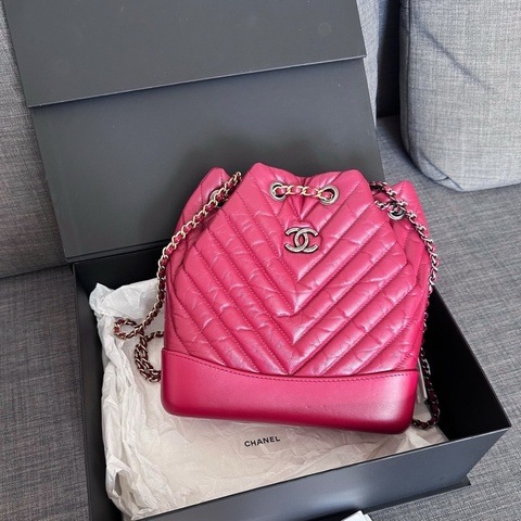 Chanel香奈兒紅色V紋流浪雙肩包