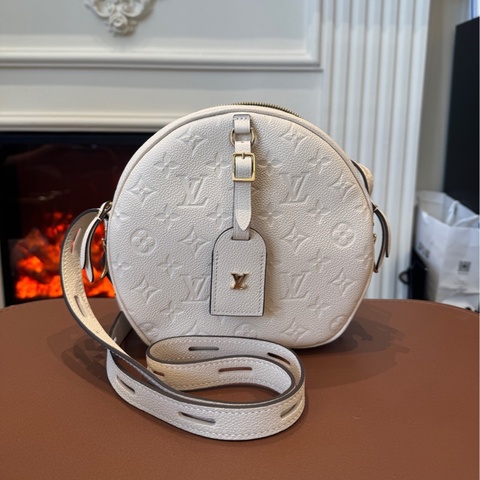 閒置✨lv/路易威登 奶昔白Boite Chapeau Souple 中號軟圓餅 奶白色全皮壓紋