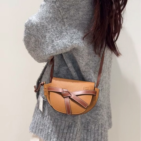 LOEWE 98新 棕色Gate mini馬鞍包 尺寸 20×12