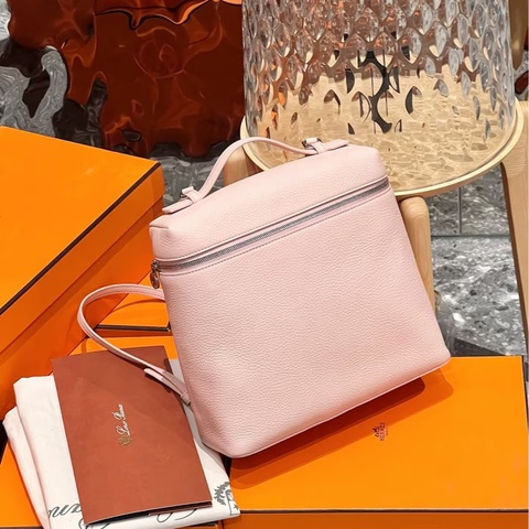 Loro Piana • 經典櫻花粉牛皮L23銀釦後背包