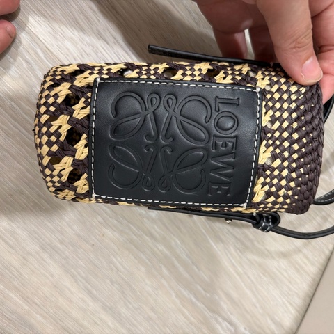 LOEWE手機編織包