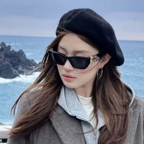MIUMIU繆繆 爆款黑色板材蝶形墨鏡  黑色09W 側面品牌logo