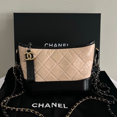 chanel香奈兒～黑拼米色中號流浪包 尺寸27*22cm  27開