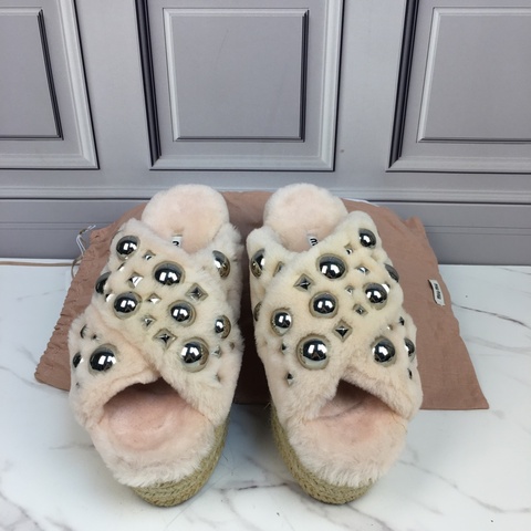 閒置新MIUMIU 繆繆 毛絨鉚釘  厚底半拖 35.5碼數 跟厚6cm