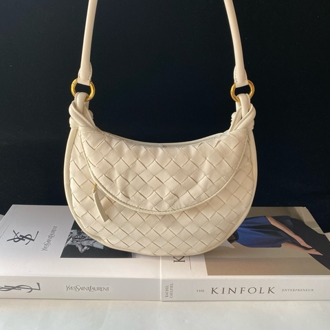Bottega Veneta 葆蝶家 Bv 經典編織月牙腋下包 尺寸：25*15*2 9