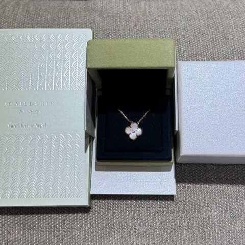 Van Cleef & Arpels 梵克雅寶2025限量粉紅珍珠母貝