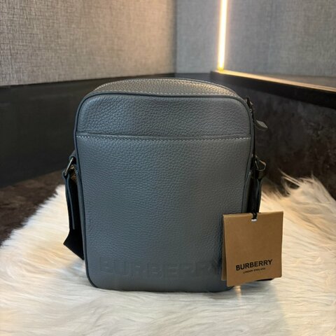 BURBERRY 壓印LOGO牛皮斜背包/灰 全新商品