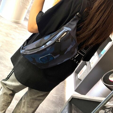 VALENTINO .黑V LOGO藍色迷彩腰包 全新商品