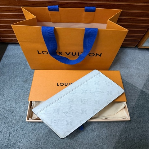 Lv 全新日本限定白色Brazza對開長夾 芯片款