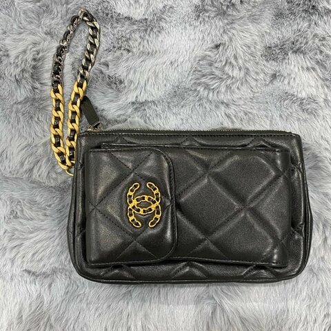 CHANEL 香奈兒經典19系列雙C LOGO 大菱格紋小羊皮拉鍊掛腕手拿包
