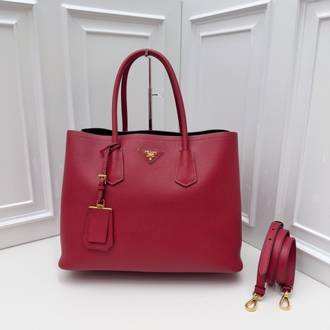 9899新Prada 普拉達 Double紅金手提包 質感細膩耐用 搭配金屬三角Logo 品牌辨識度超高 容量大 通勤日常都很實用  尺寸：35*27*17 附件：肩帶 廠標：180 