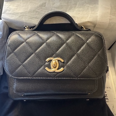 Chanel香奈兒 黑金荔枝紋牛皮affinity郵差包手提包單肩包斜挎包 小號 尺寸：19*7*14cm。