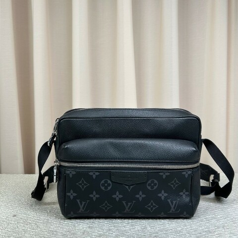 Louis Vuitton Outdoor黑花經典郵差包