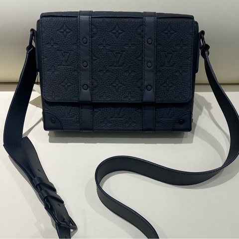 路易威登/LV    trunk全皮壓紋郵差包 芯片款