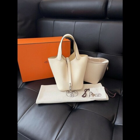 Hermes Picotin 18
Nata / Jaune Poussin-handle
x phw