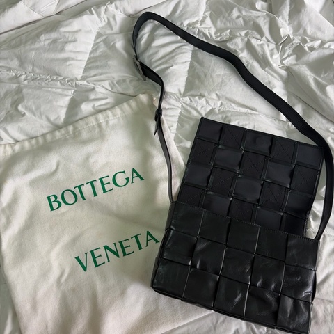 Bottega Veneta 經典款Cassette油臘皮 雨林綠BV 斜挎包 低調款